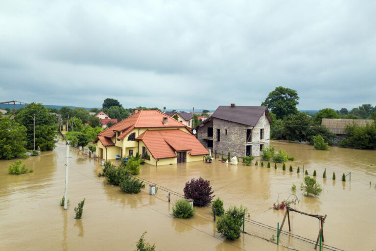 vue-aerienne-maisons-inondees-eau-sale-du-fleuve-dnister-dans-ville-halych-dans-ouest-ukraine